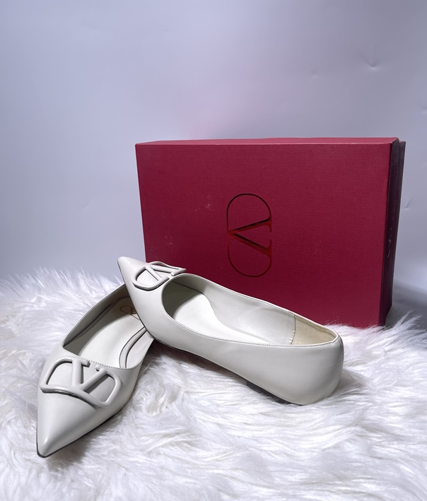 Valentino Shoe- Size 39 - Off-White
